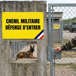 Panneau "chenil militaire défense d'entrer"