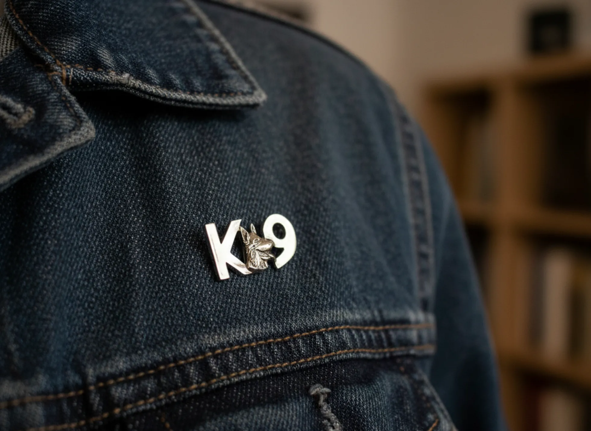 Pin's K9 avec tête de chien